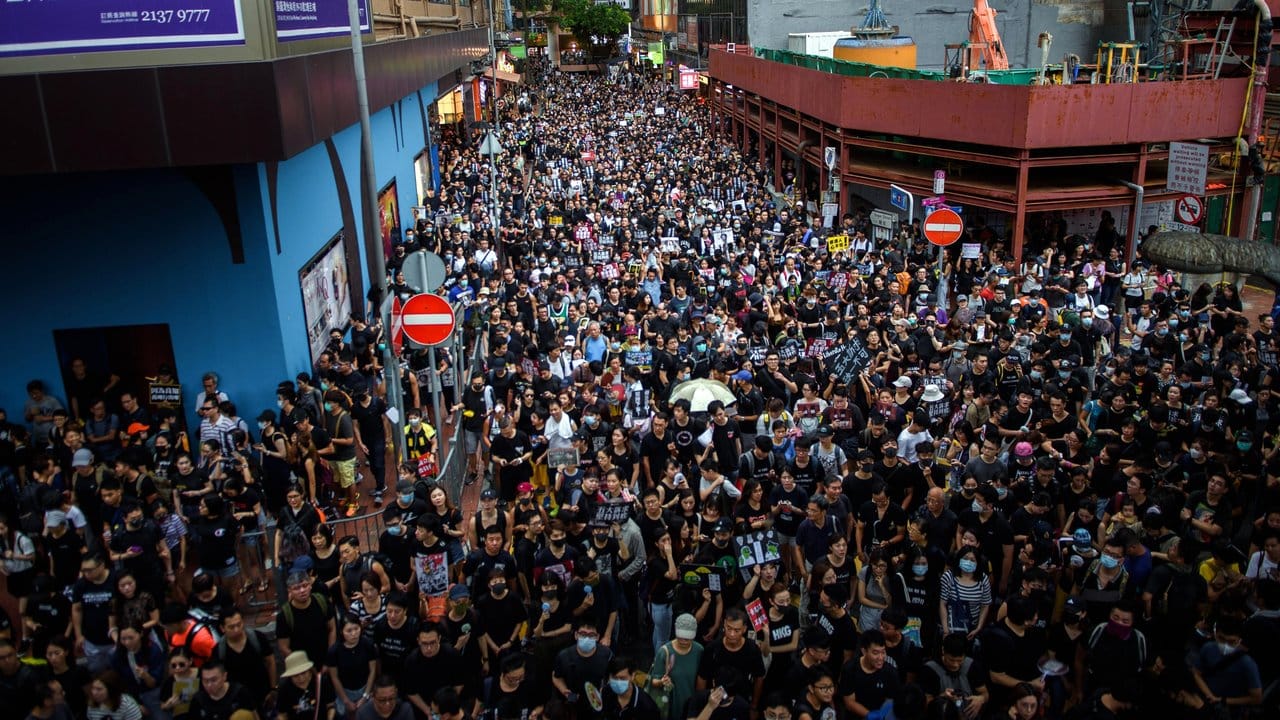 Tausende Demonstranten protestieren in Hongkong gegen die prochinesische Regierung.