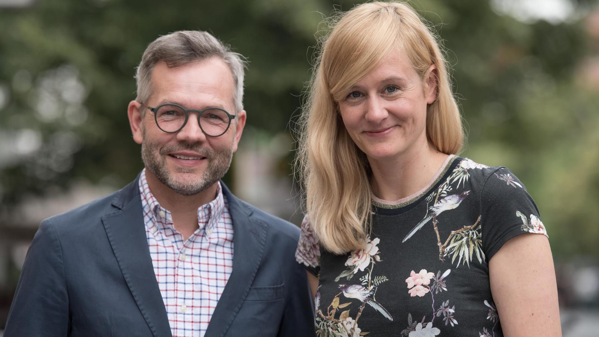 Michael Roth und Christina Kampmann – sie wagten sich als Erste vor: Der Staatsminister im Auswärtigen Amt und die ehemalige Familienministerin von Nordrhein-Westfalen wollen die SPD gemeinsam führen. Beide gelten als eher linke Politiker. Eine Forderung aus ihrem Bewerbungsschreiben: Die SPD solle beim Klimaschutz "lauter und unbequemer" werden.