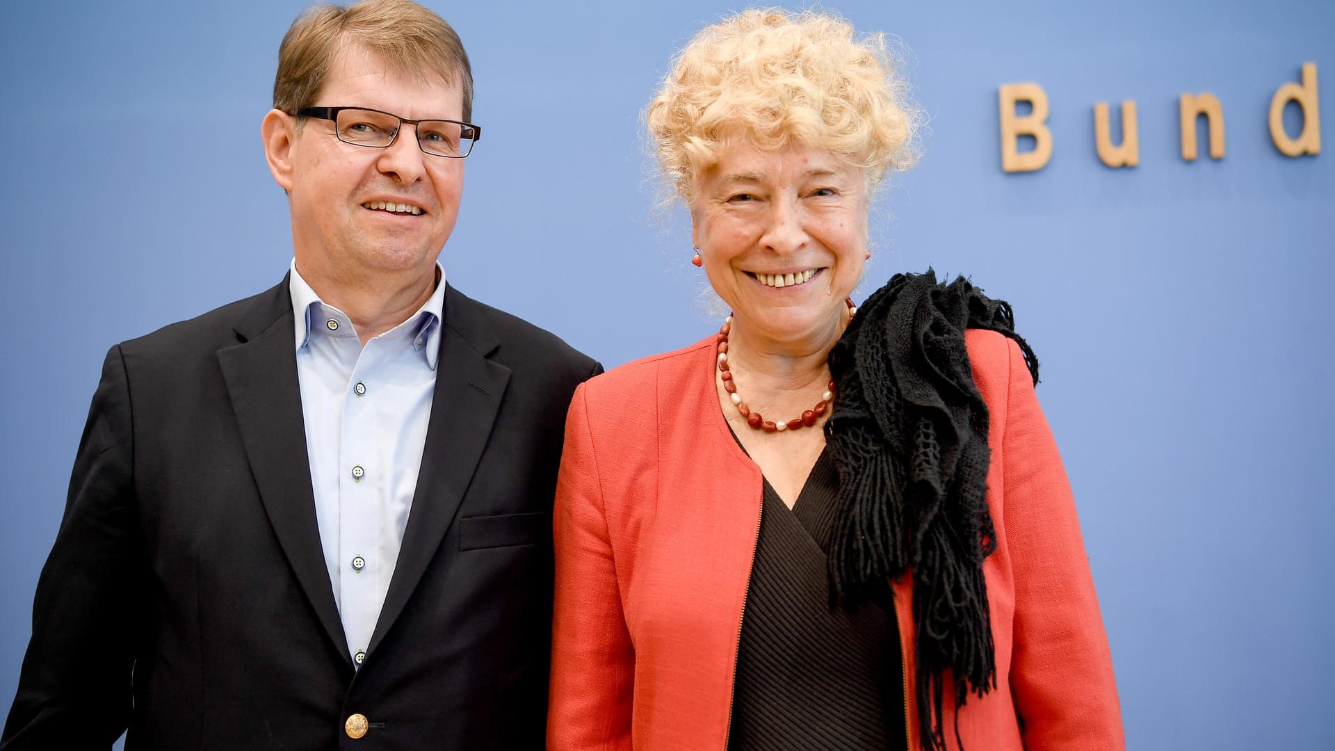 Gesine Schwan ist ein Urgestein der SPD – und auch über die Parteigrenze hinaus angesehen. Die Politikprofessorin tritt gemeinsam mit Ralf Stegner an: Der Vorsitzende der SPD-Fraktion im Landtag von Schleswig-Holstein ist links, meinungsstark und diskussionsfreudig – und bildet somit einen Gegenpol zu Schwan, die als Vermittlerin gilt.