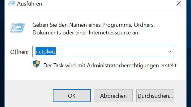 Wer bei jedem Rechnerstart nicht immer ein Kennwort eingeben will, kann das in den Einstellungen ausschalten. Drücken Sie dafür die Tastenkombination "Windows-Taste" und "R", um das Ausführen-Fenster zu öffnen und geben dann netplwiz ein.