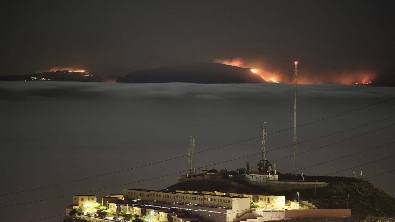 Auch von Teneriffa aus ist der verheerende Waldbrand auf Gran Canaria gut zu erkennen.