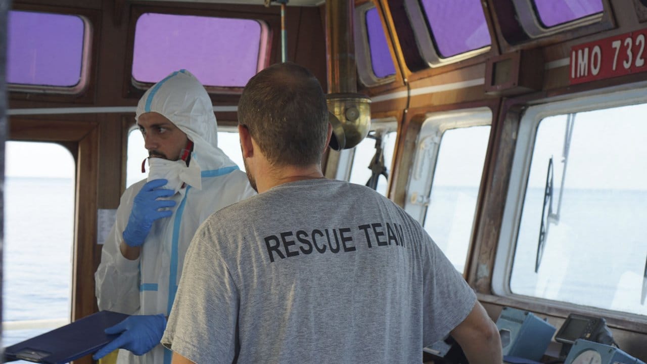 An Bord des Rettungsschiffes "Open Arms": Ein Mitarbeiter des italienischen Gesundheitsministeriums berät die Lage mit einem Besatzungsmitglied.