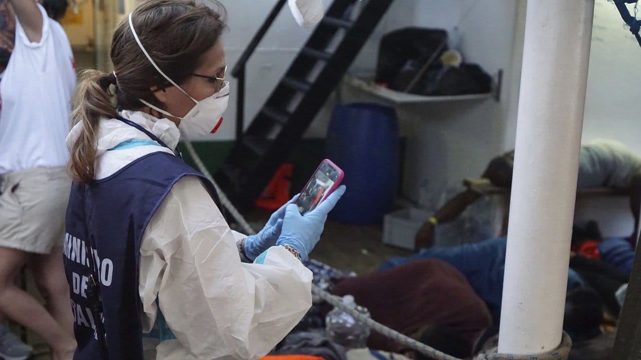 Eine Mitarbeiterin des italienischen Gesundheitsministeriums fotografiert die Zustände an Deck des Rettungsschiffes "Open Arms".