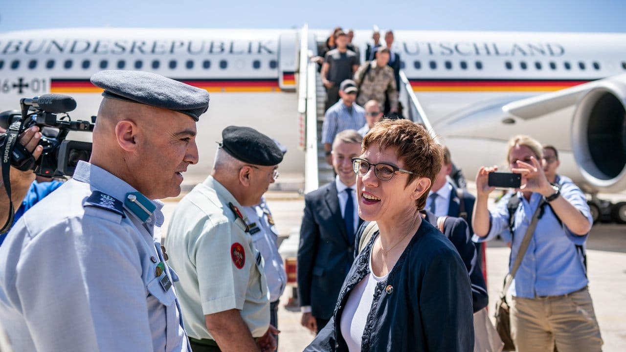 Verteidigungsministerin Kramp-Karrenbauer wird am Flughafen von Amman von jordanischen Militärs begrüßt.
