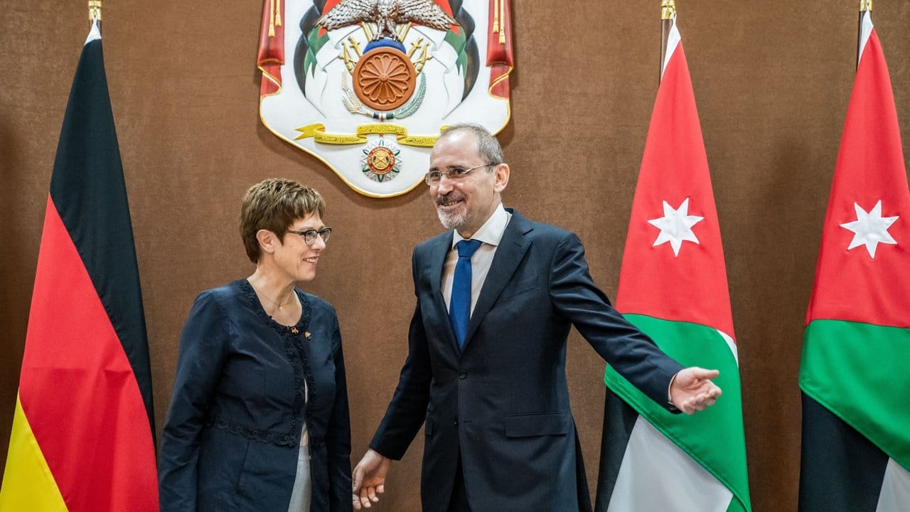 Der jordanische Außenminister Ayman Safadi empfängt Annegret Kramp-Karrenbauer.