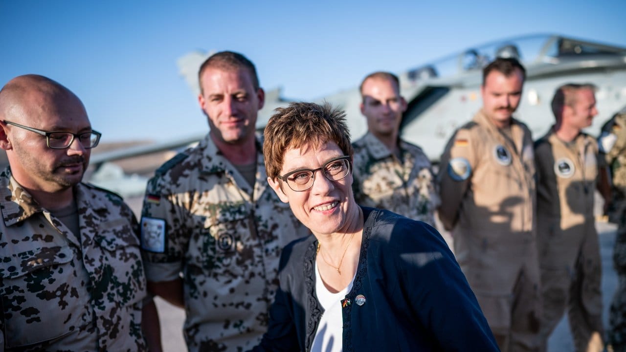 Verteidigungsministerin Kramp-Karrenbauer mit Bundeswehrsoldaten im jordanischen Al-Asrak.