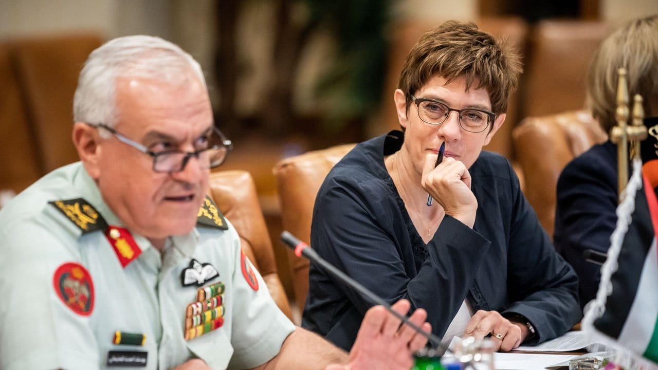 Annegret Kramp-Karrenbauer sitzt bei einer Besprechung neben Yousef Huneiti, dem Armeechef von Jordanien.