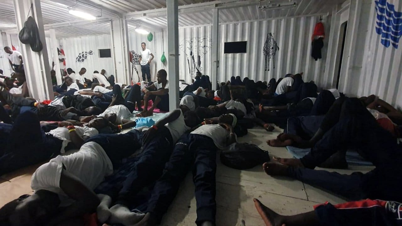 Zurzeit harrt die "Ocean Viking" mit 356 Migranten an Bord zwischen Malta und Italien aus.