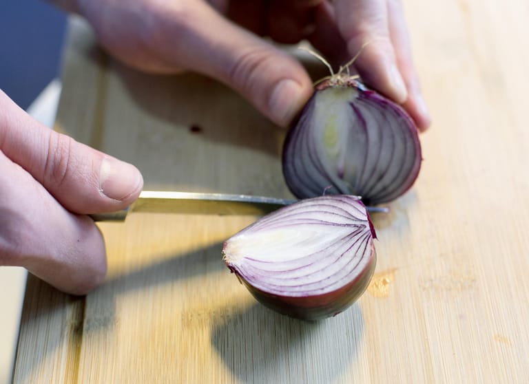 Zwiebeln In Würfel Schneiden: Einfache Anleitung