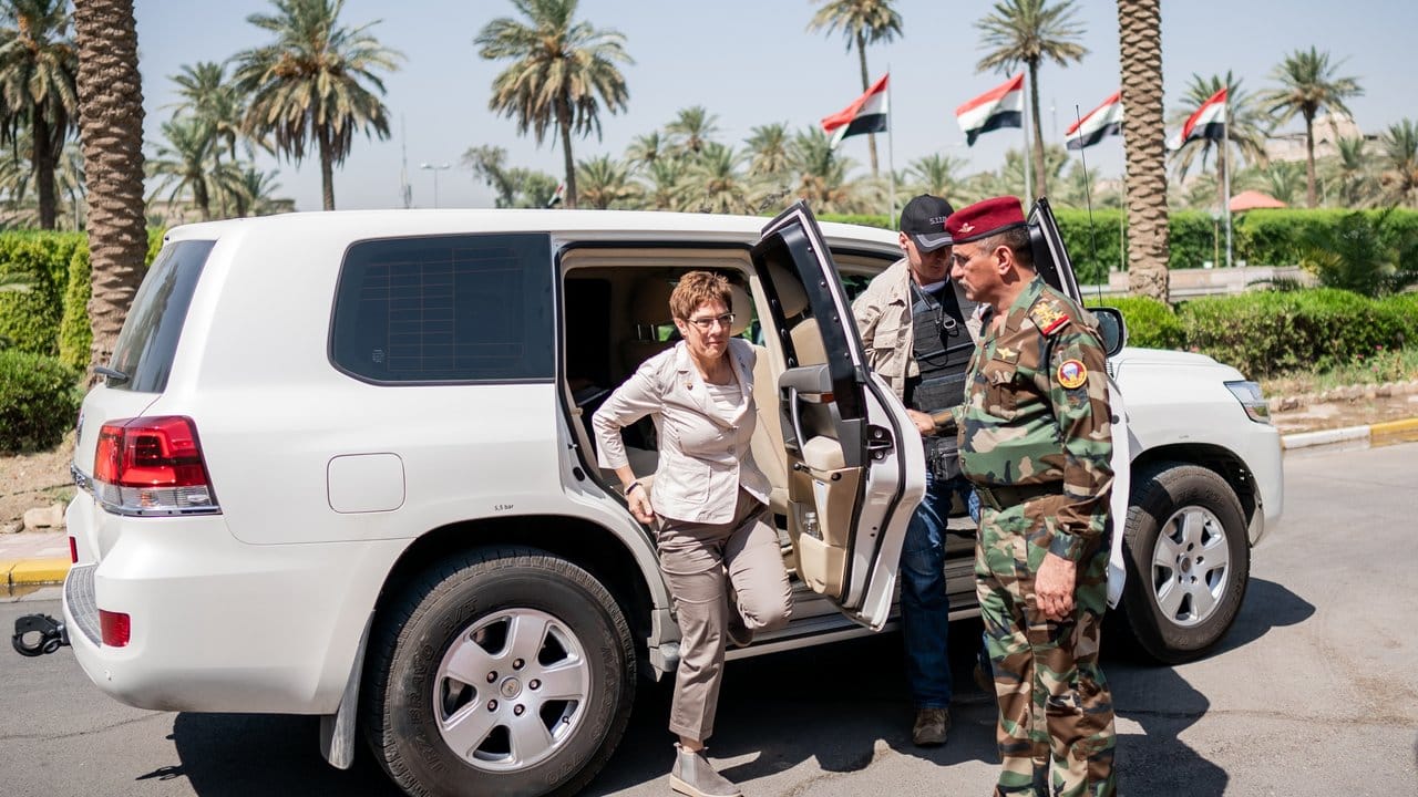 Annegret Kramp-Karrenbauer steigt vor dem Amtssitz des irakischen Verteidigungsministers aus einem gepanzerten Fahrzeug.