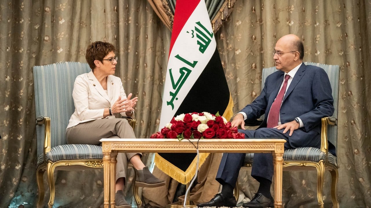 Annegret Kramp-Karrenbauer spricht mit dem irakischen Staatspräsidenten Barham Salih.