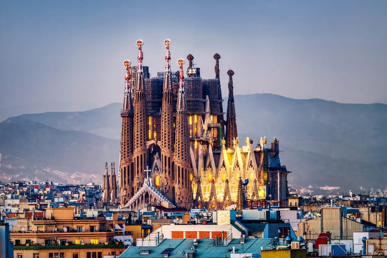 Sagrada Familia in Barcelona: Durch die kurzen Distanzen und die verschiedenen Ziele eignet sich eine Rundroute von La Palma über Rom, Livorno, Marseille und Barcelona gut als Einstieg in die Welt der Kreuzfahrten.