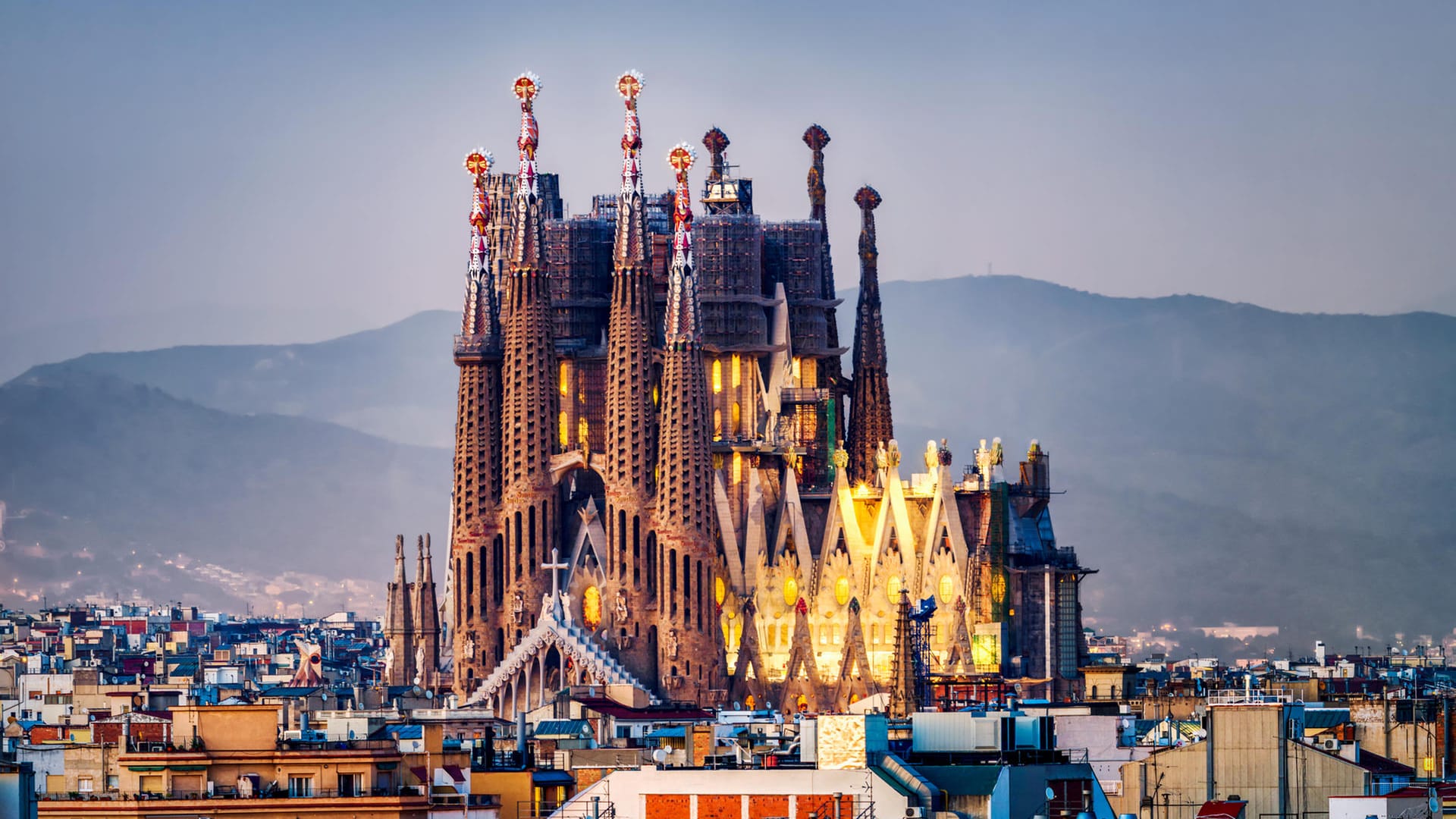 Sagrada Familia in Barcelona: Durch die kurzen Distanzen und die verschiedenen Ziele eignet sich eine Rundroute von La Palma über Rom, Livorno, Marseille und Barcelona gut als Einstieg in die Welt der Kreuzfahrten.