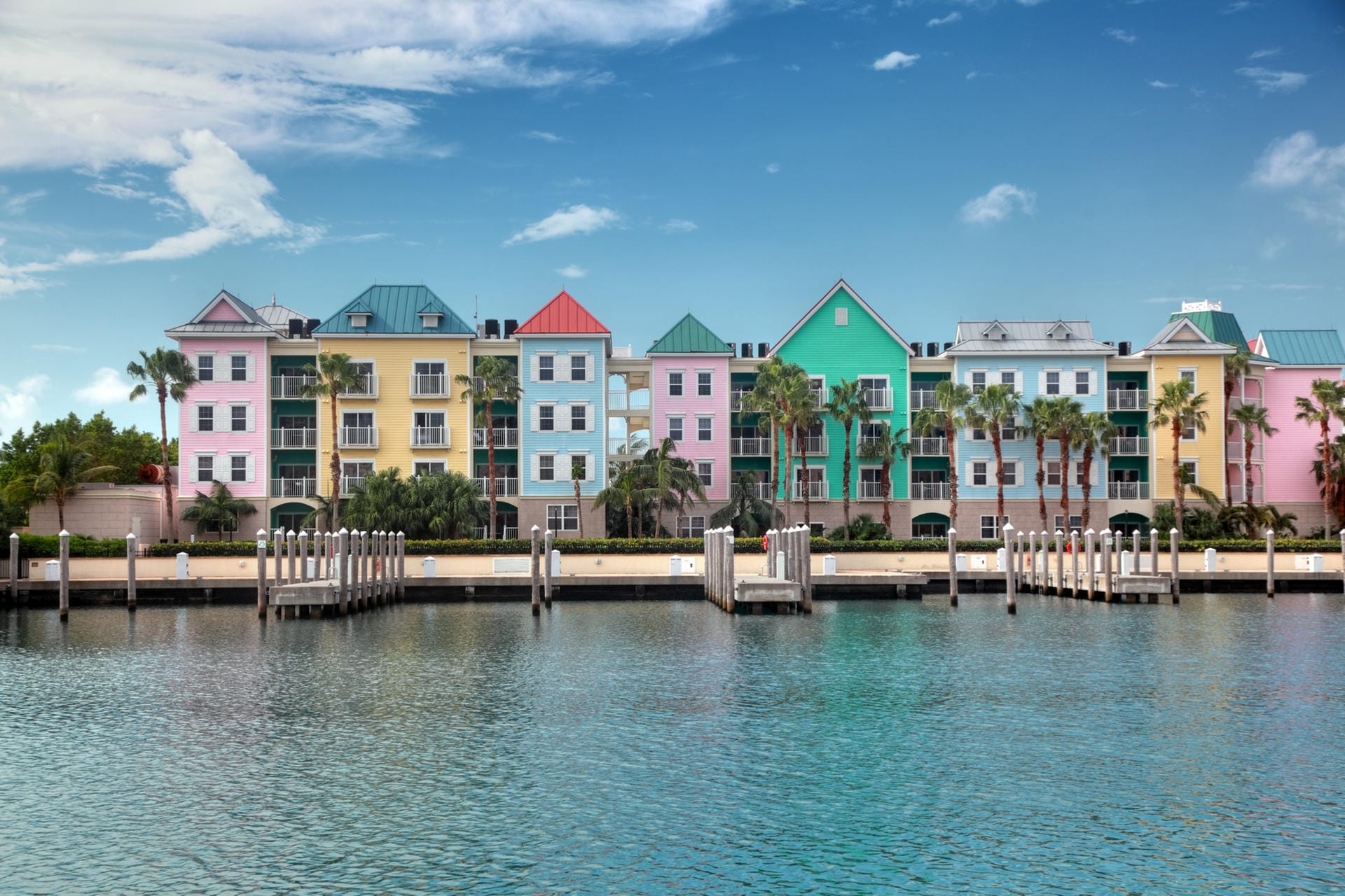 Bunte Condominiums in Nassau: Die Bahamas gelten als Traumziel – nicht nur für Kreuzfahrer.
