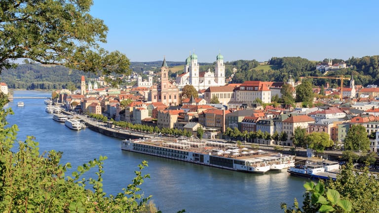 Passau: Auf der Donau können Sie eine Flusskreuzfahrt von Passau über Wien, Esztergom, Budapest, Bratislava nach Dürnstein und wieder zurück nach Passau machen.