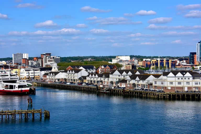 Southampton: Bei einer Kreuzfahrt von der südenglischen Stadt Southampton nach Hamburg können Anfänger Kreuzfahrtluft schnuppern, denn die Fahrt dauert nur drei Tage.