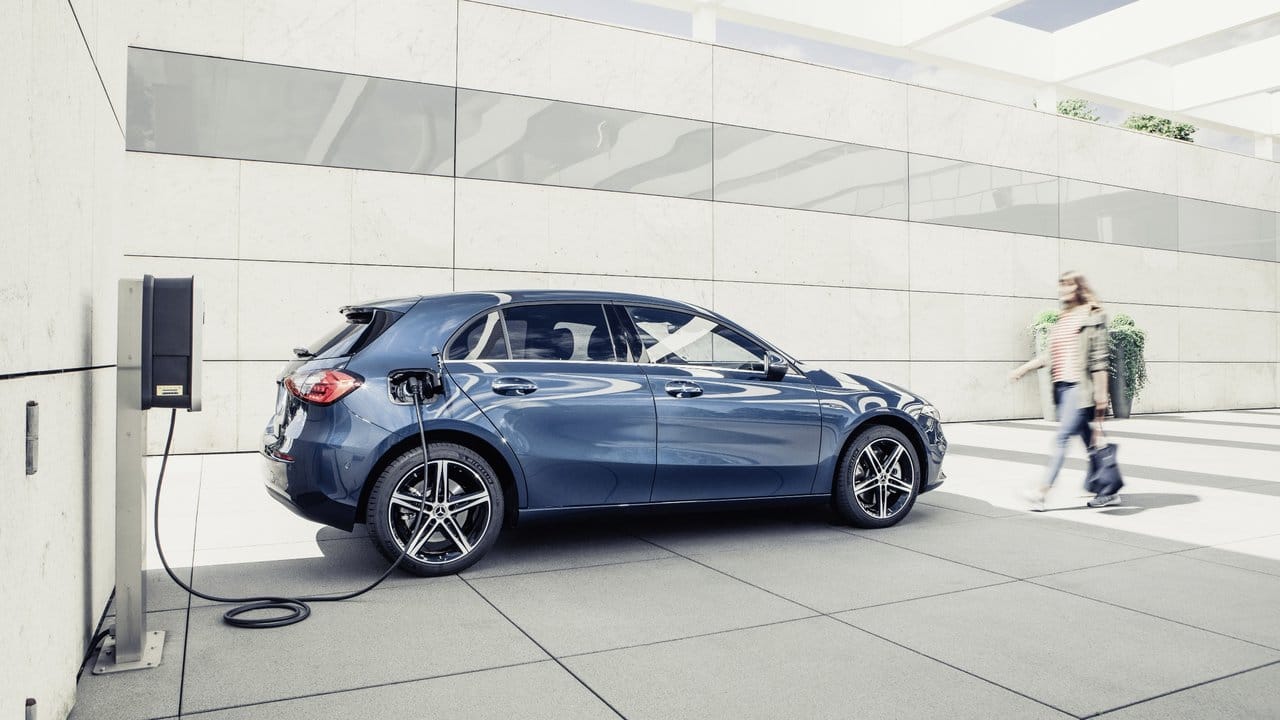 Die Mercedes-Benz A-Klasse kommt als Plug-in-Hybrid auf den Markt.
