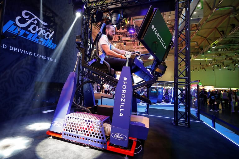 ... und neue Konzepte kennenzulernen. Ein Erlebnis in der virtuellen Realität, wie es dieser bewegliche Stuhl und das Rennspiel Forza Motorsport 7 bieten, können sich nämlich die wenigsten für zu Hause leisten.