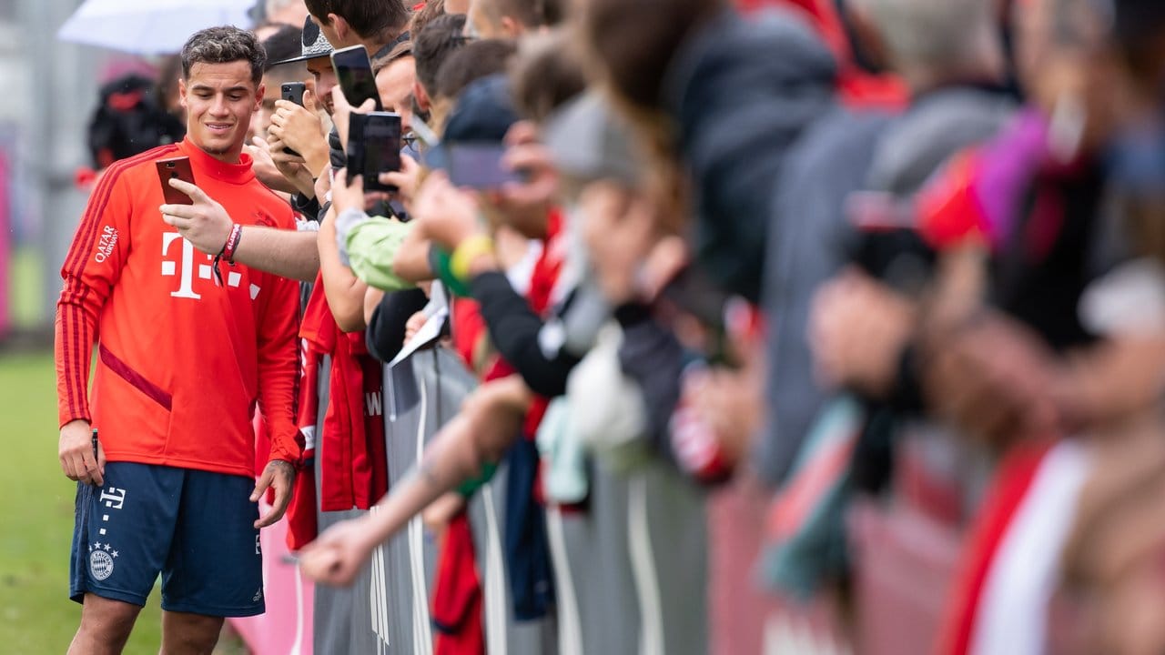 Selfie mit den Bayern-Fans: Neuzugang Philippe Coutinho.