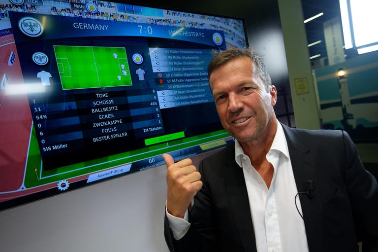 Fußballlegende Lothar Matthäus stellt auf der Gamescom das Spiel "Football, Tactics & Glory" vor. Er ist nicht der einzige Promi, den die Fans während der Messe erleben können.
