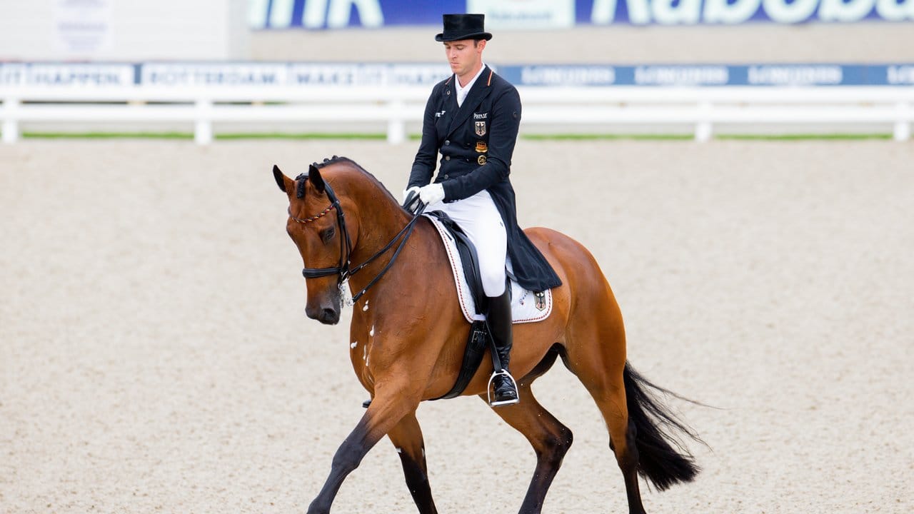 Dressurreiter Sönke Rothenberger auf seinem Pferd Cosmo. Dressurreiter Sönke Rothenberger auf seinem Pferd Cosmo.