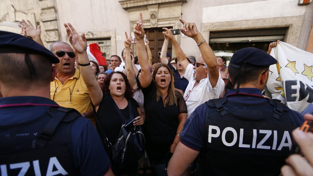 Polizeibeamte sichern eine Demonstration vor der italienischen Abgeordnetenkammer.