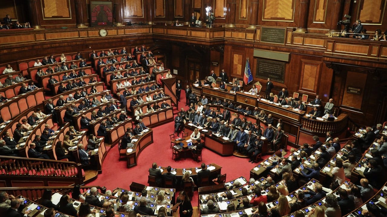 Giuseppe Conte hält eine Rede in der Abgeordnetenkammer.