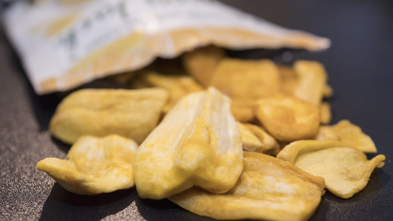 Die Jackfrucht-Chips kann man essen wie getrocknete Apfelringe oder Bananen-Chips.