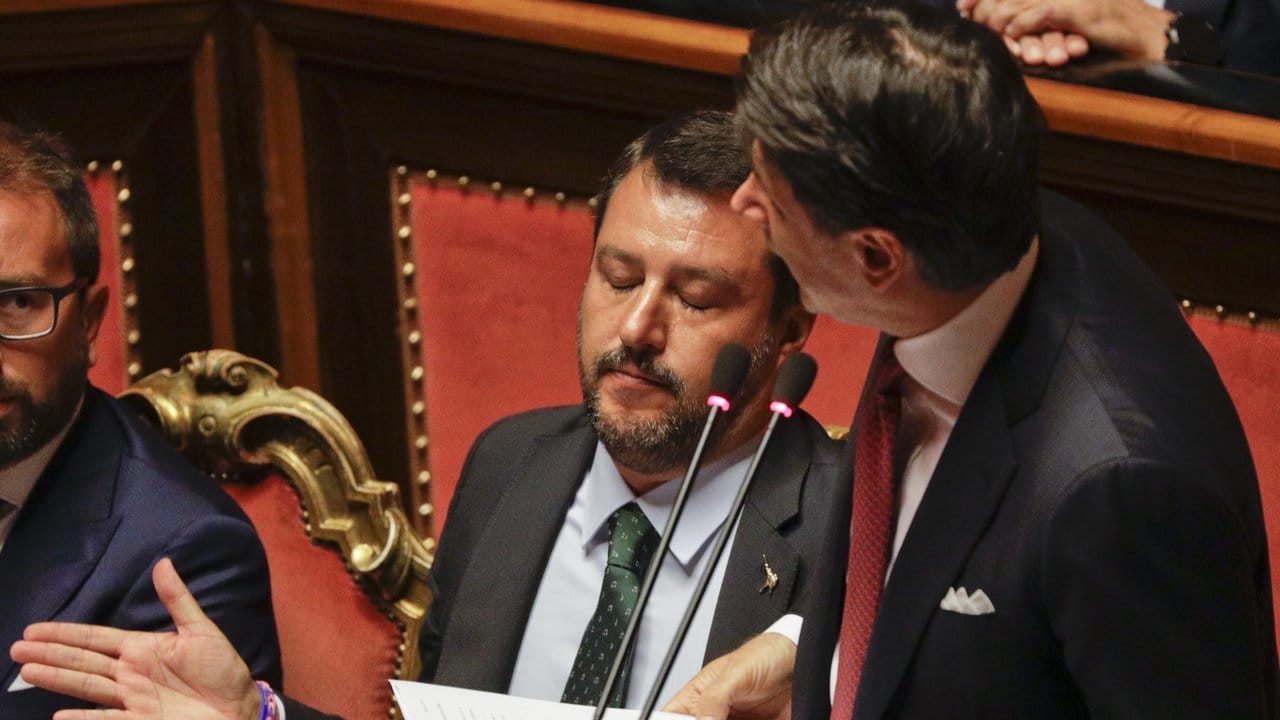 Bündnis geplatzt: Giuseppe Conte (r) neben Matteo Salvini in der Abgeordnetenkammer in Rom.
