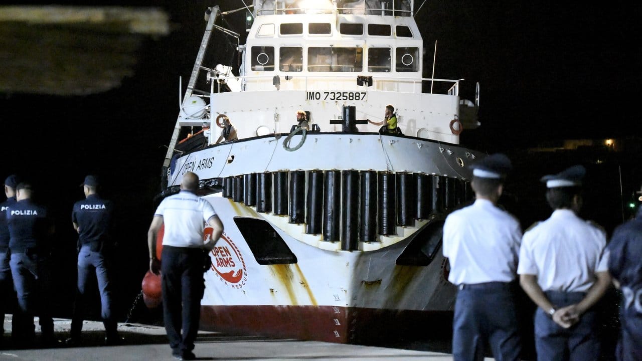 Das Rettungsschiff "Open Arms" kommt auf Lampedusa an.