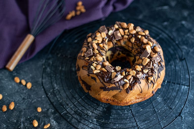 Marmorkuchen ist ein Klassiker, der nie aus der Mode kommt. Ann-Kathrin und Christian von "Die Küche brennt" peppen ihn für t-online.de auf. Eine Geheimzutat macht unseren Kuchen extra saftig.