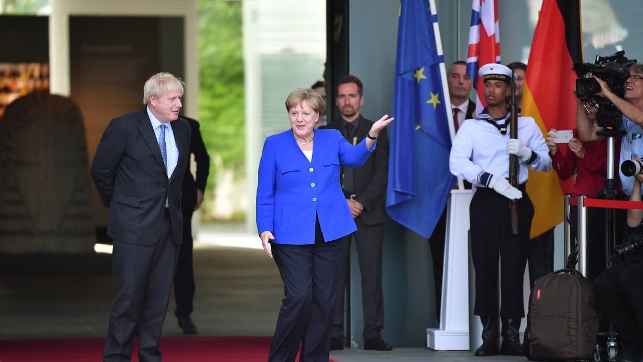 Bundeskanzlerin Angela Merkel begrüßt Boris Johnson (l) vor dem Kanzleramt.