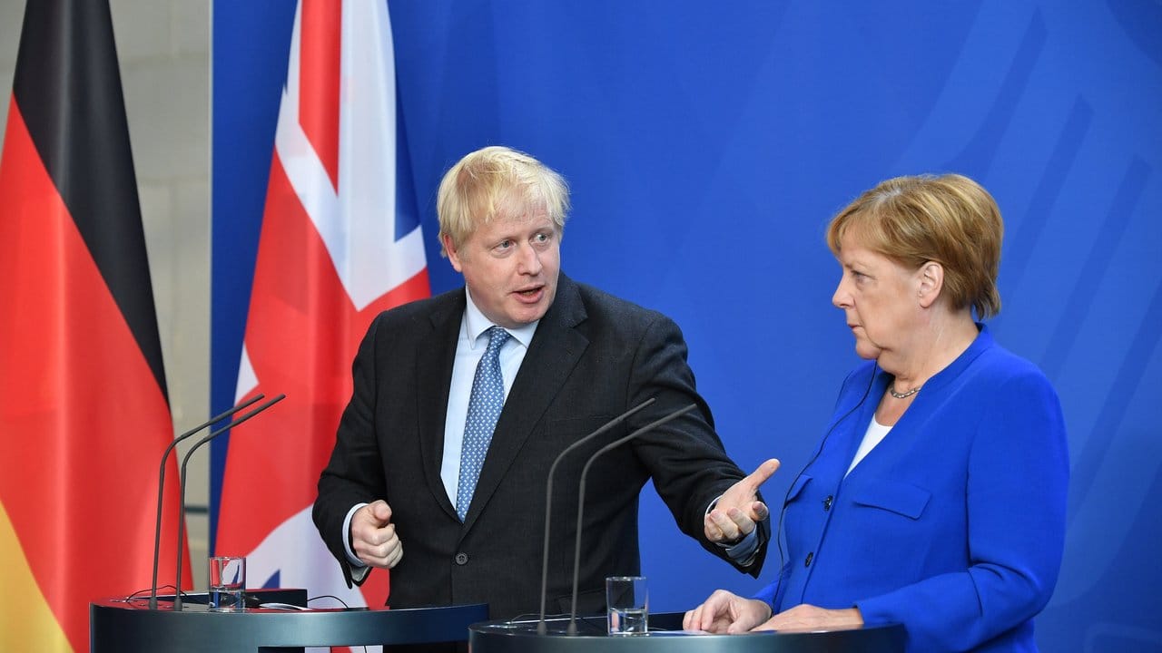 Merkel und Johnson halten eine gemeinsame Pressekonferenz ab.
