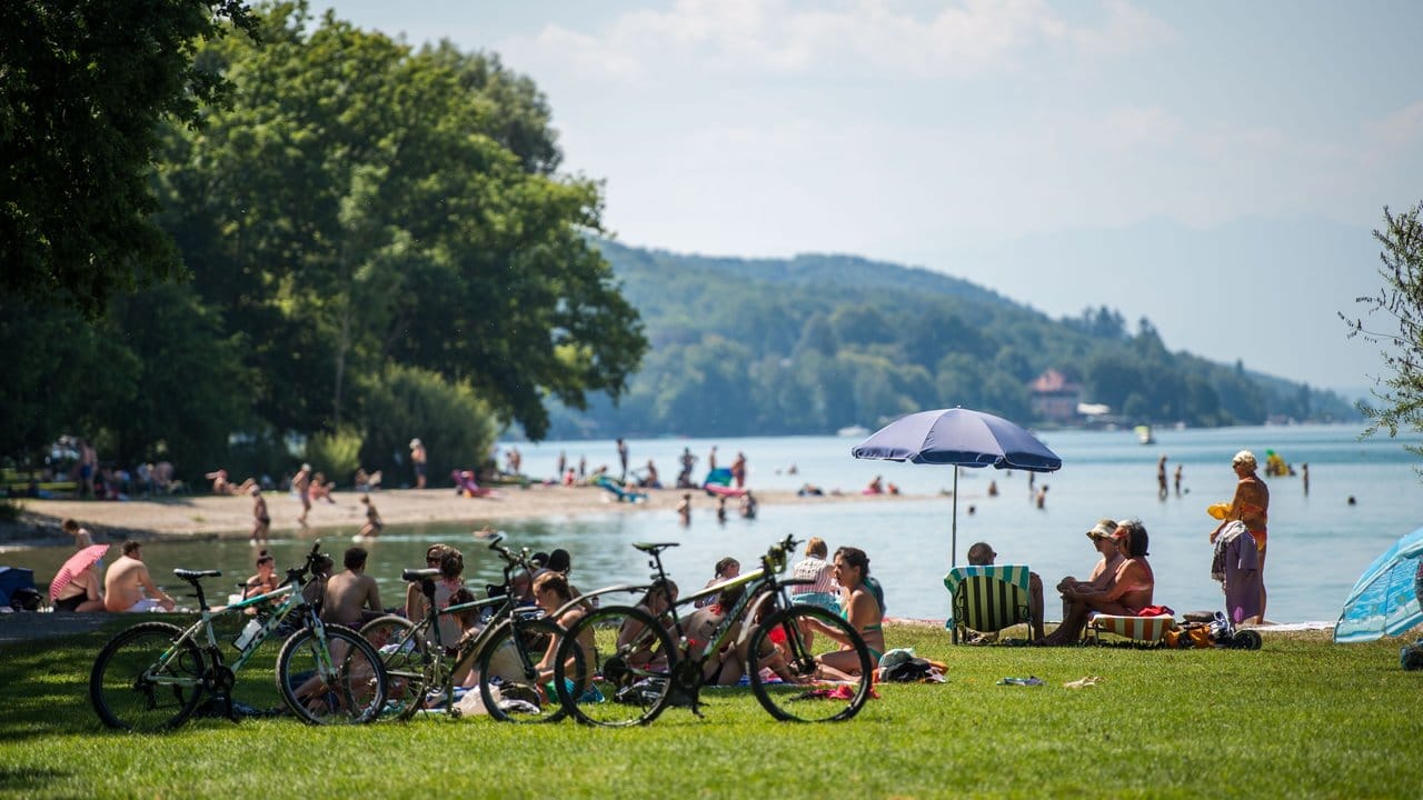 Badegäste am Starnberger See: Im bundesweit wohlhabendsten Landkreis Starnberg war das durchschnittlich verfügbare Pro-Kopf-Einkommen der Privathaushalte zuletzt mehr als doppelt so hoch wie in Gelsenkirchen.