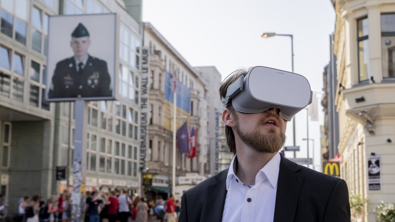 Jonas Rothe, Gründer und Geschäftsführer von TimeRide, mit einer Virtual-Reality-Brille am Checkpoint Charlie.