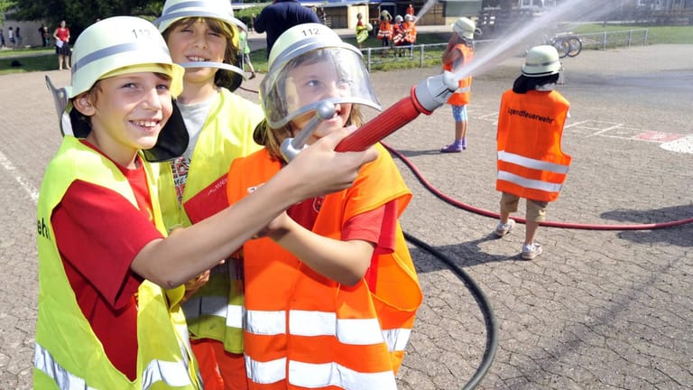 Kinder der Schillerschule in Heusweiler bei der Feuerwehr: "Ich möchte Feuerwehrmann werden." (6-Jähriger) (Symbolfoto))