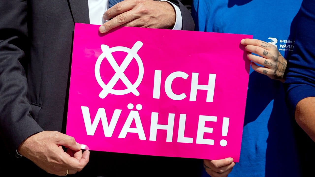 „Ich-wähle" steht auf einem Plakat bei der Verabschiedung der diesjährigen „B-Team-Tour" am Fortunaportal des Landtages von Brandenburg.