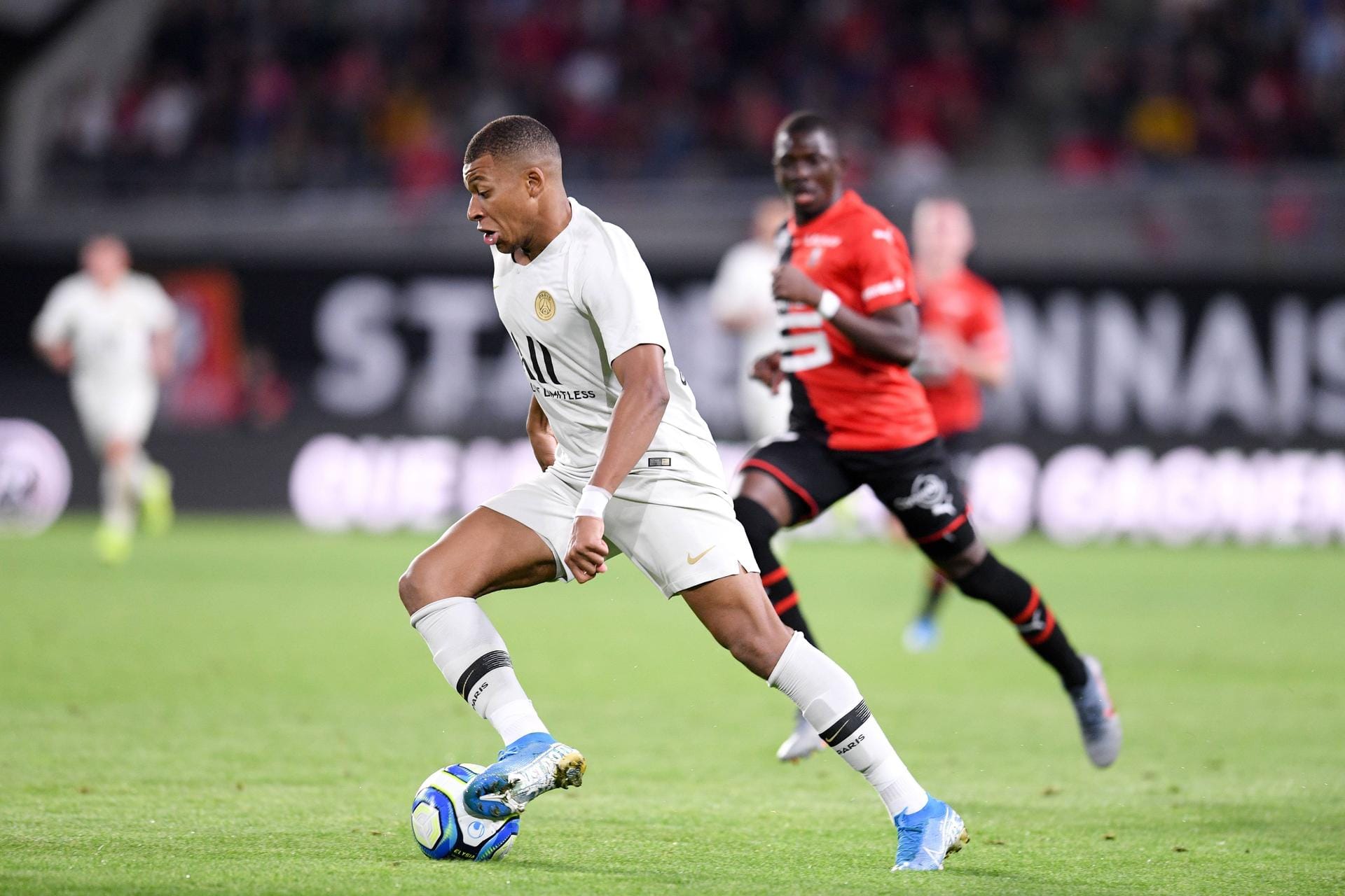 2017 wurde Kylian Mbappé zum "Golden Boy", ein Jahr später mit Frankreich Weltmeister. Dabei war der pfeilschnelle Stürmer einer der wichtigsten Spieler. Auf Vereinsebene spielt er beim Star-Ensemble von Paris Saint-Germain – und stellte mit seinen Treffer-Statistiken zuletzt sogar Superstar Neymar in den Schatten.
