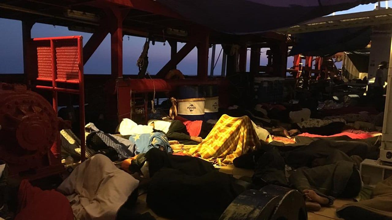 In Sicherheit: Migranten schlafen auf dem Rettungsschiff "Ocean Viking", das erst nach zwei Wochen Blockade auf dem Mittelmeer in Malta anlegen darf.