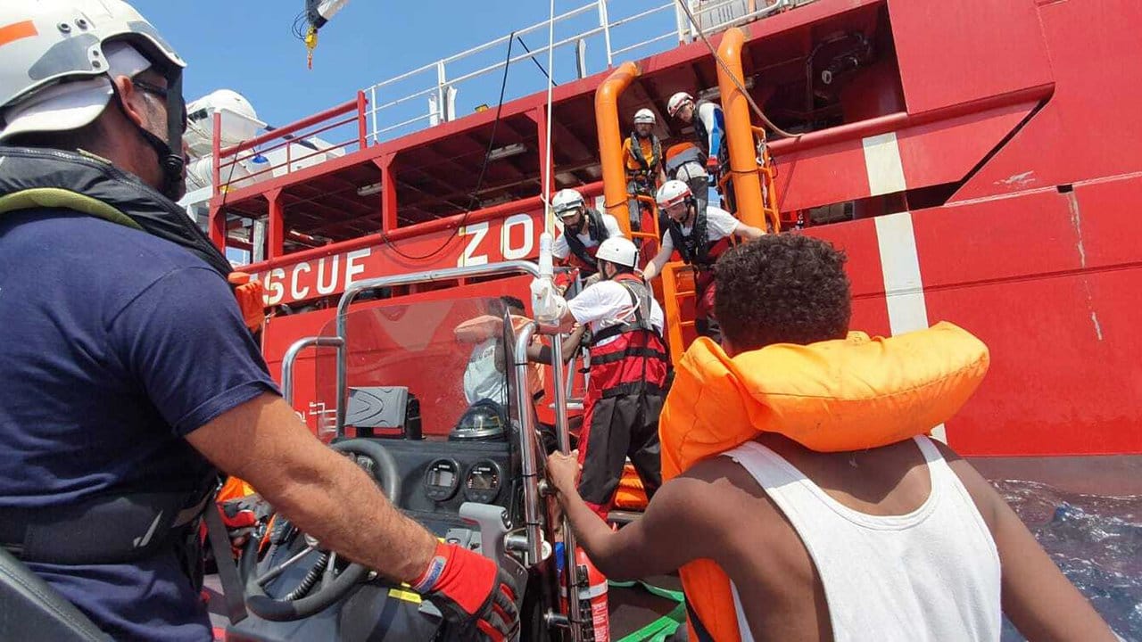 Migranten werden an Bord der "Ocean Viking" aufgenommen.