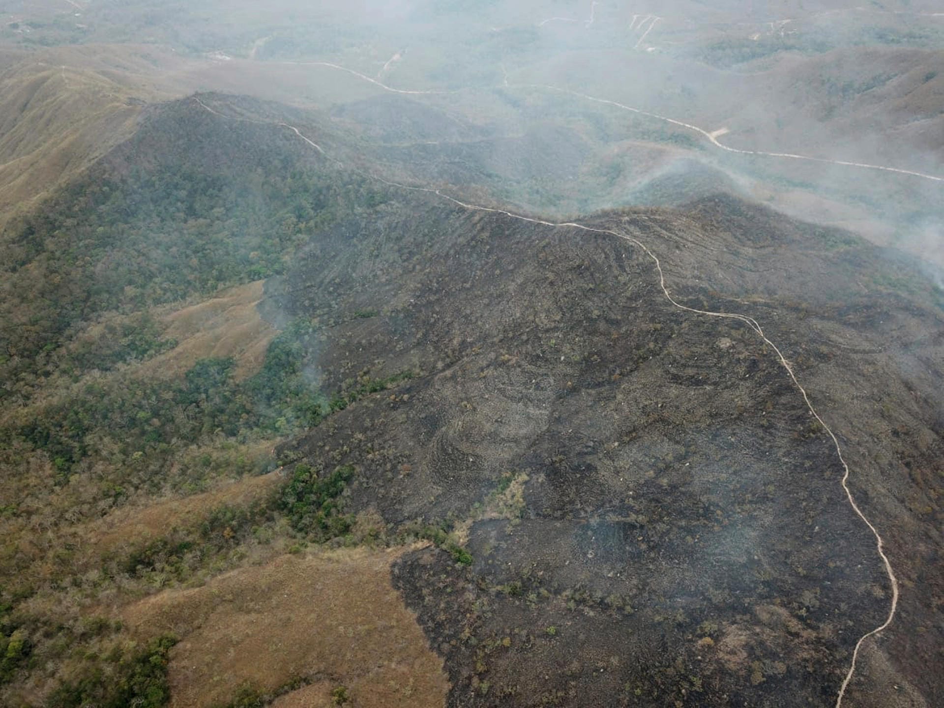 Rauch über der Region Chapada dos Guimaraes in Mato Grosso: Um die Feuerwehr zu unterstützen erwägt Präsident Bolsonaro nun den Einsatz von Soldaten im Kampf gegen das Feuer.
