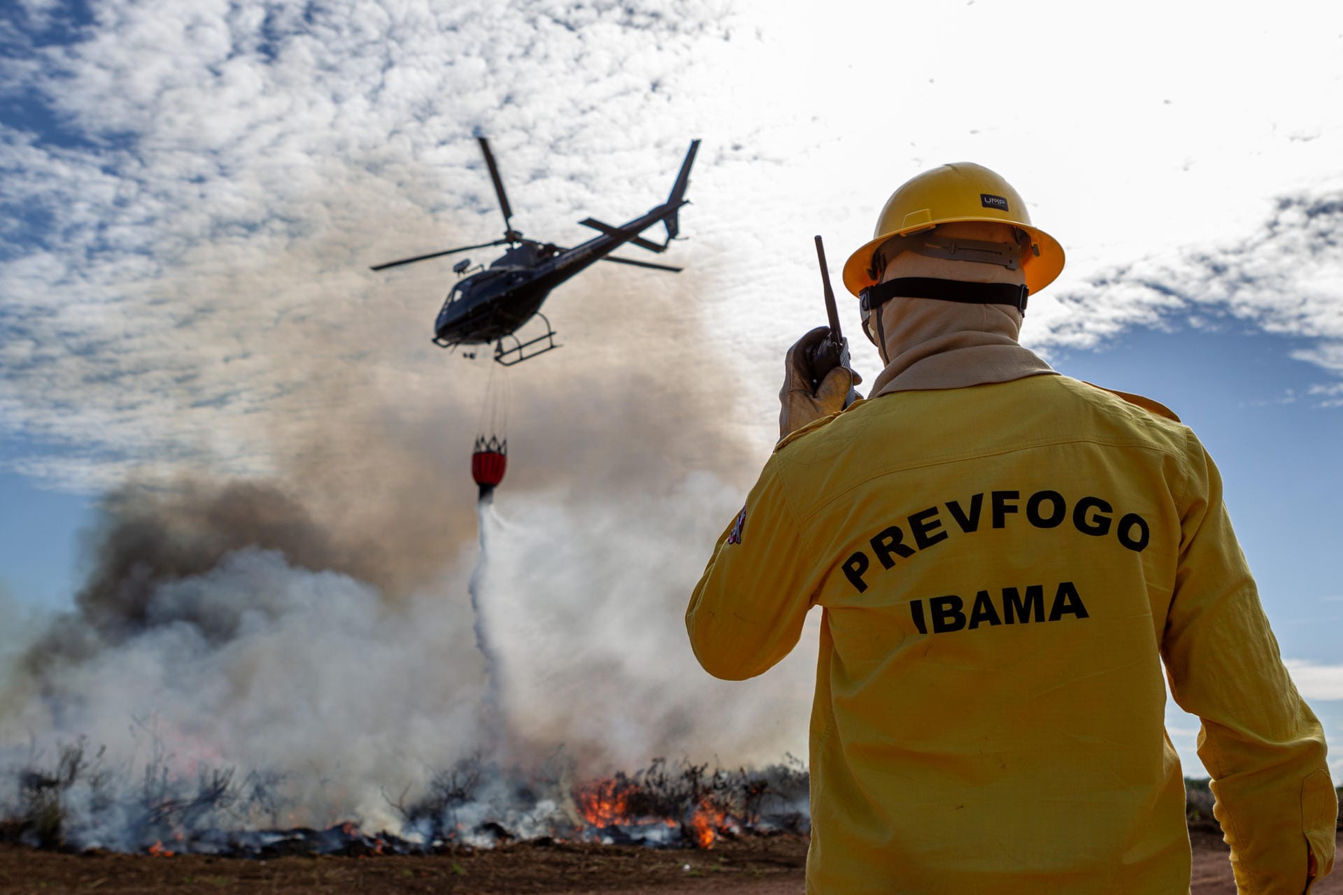 Einsatzkräfte koordinieren einen Löschhubschraubereinsatz: Bei den aktuellen Waldbränden in der Amazonasregion handelt es sich um die schwersten Brände seit Jahren.