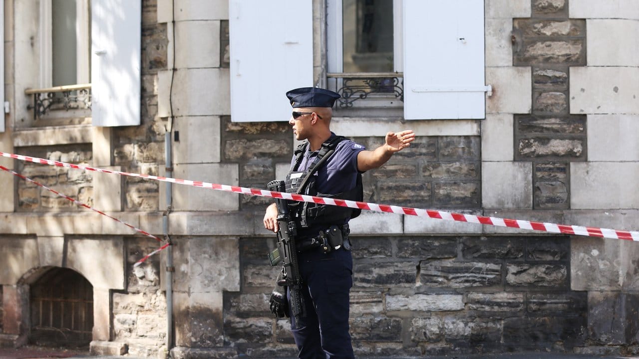 Ein Polizist steht in Biarritz Wache.