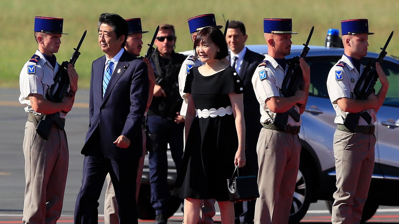 Shinzo Abe, Premierminister von Japan, und seine Frau Akie Abe bei der Ankunft in Biarritz.