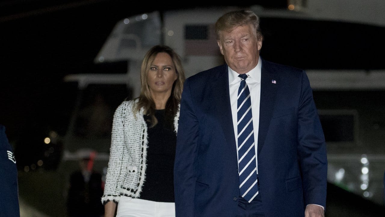 Donald Trump und seine Frau Melania Trump besteigen die Air Force One auf dem Weg zum G7-Gipfel.