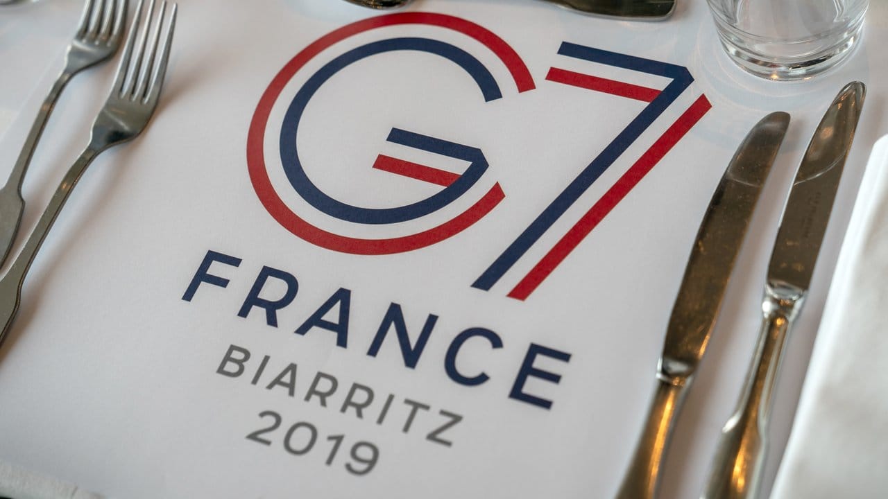 Der Tisch im Pressezentrum ist beim G7 Gipfel gedeckt.