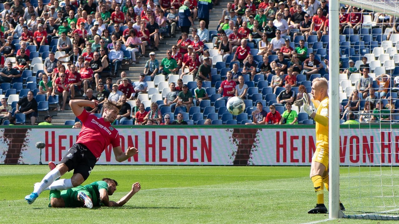 Hendrik Weydandt (l) rettete mit seinem Tor zum 1:1 Hannover 96 einen Punkt gegen Fürth.