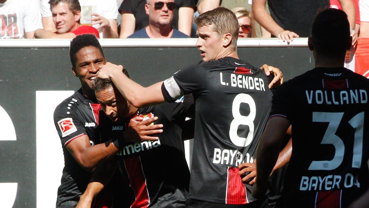 Die Leverkusener Spieler freuen sich über den Sieg gegen Fortuna Düsseldorf.