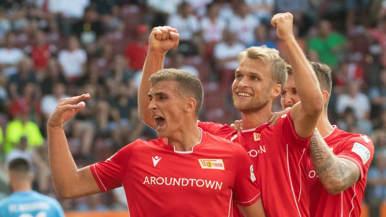 Grischa Prömel (l-r), Sebastian Andersson und Robert Andrich feiern das erste Union-Tor der Bundesliga-Geschichte.