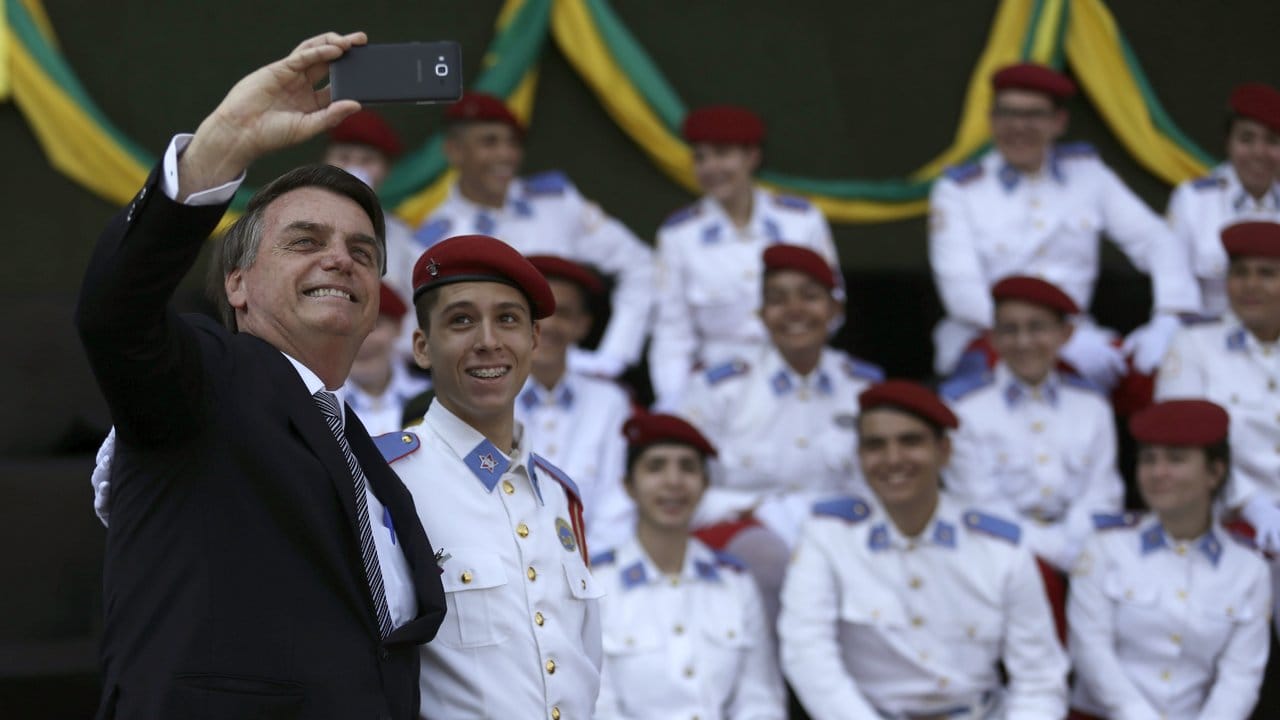Selfie mit Soldaten: Brasiliens Präsident Jair Bolsonaro setzt im Kampf gegen die schweren Waldbrände am Amazonas jetzt das Militär ein.